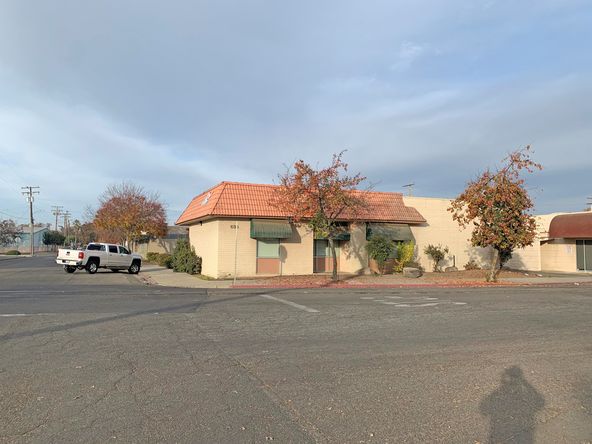 Professional Office Spaces Available in Visalia, CA: 636 W Oak Ave, Visalia, CA 93291